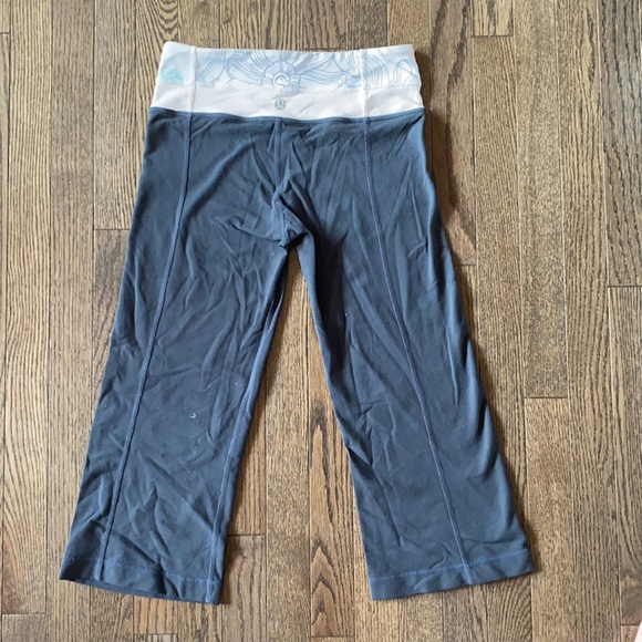 Women’s lululemon crop pants - Picture 2 of 2